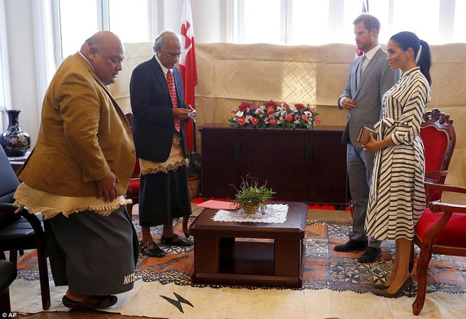 Meghan Markle and Prince Harry meet the Tongan prime minister | Daily Mail Online