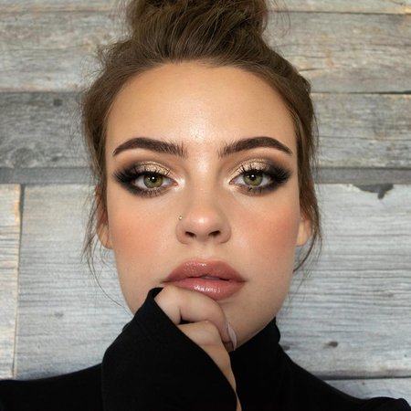 Julia Adams Makeup Artist 🇨🇦 sur Instagram : 🖤🖤🖤 EYES- @anastasiabeverlyhills Star Power Glitter & Sultry Palette (Birch, Twig, Dystopian, Noir & Pearl) @esqido Lashlorette Lashes (use…