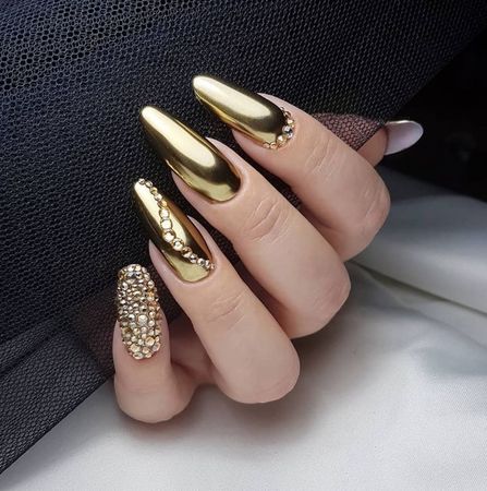 20+ Dazzling Gold Nails Perfect For The New Year - The Glossychic