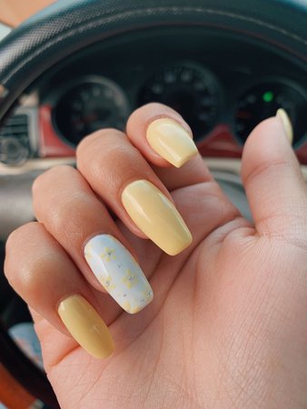 yellow and white daisy nails
