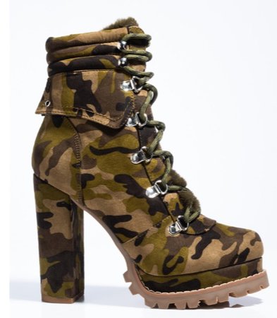 Camo boot with fur