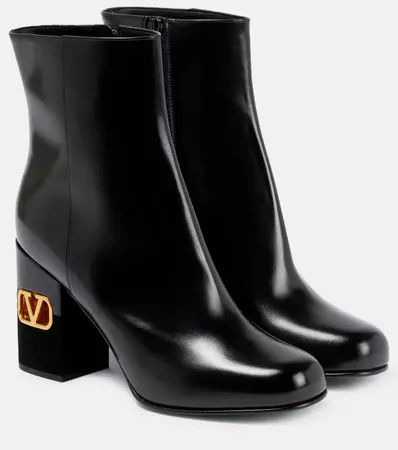 V Logo Leather Ankle Boots in Black - Valentino Garavani | Mytheresa