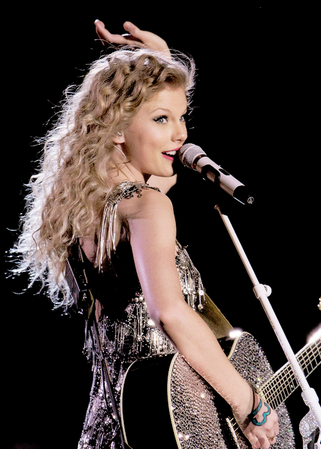 Taylor Swift Fearless Era Live