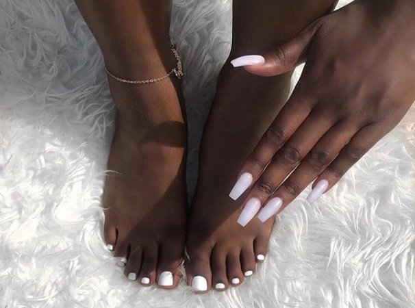 white nails\feet