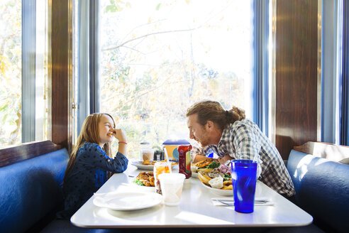 father-and-daughter-eating-lunch-in-a-diner-TGBF01524.jpg (492×328)