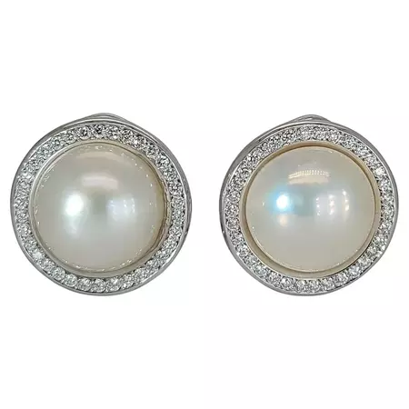 18kt Round Mabe Pearl Clip, on Earrings Surrounded with Diamonds For Sale at 1stDibs