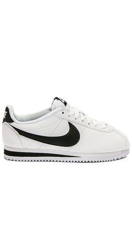 Nike Classic Cortez Sneaker en White | REVOLVE