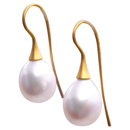 Contemporary 18 Karat Yellow Gold Fresh Water Pearl Earrings For Sale at 1stDibs