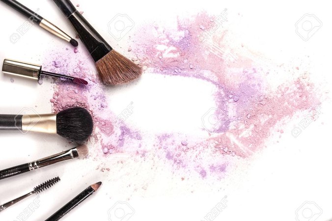 63699330-pinceaux-de-maquillage-brillant-à-lèvres-et-crayon-sur-fond-blanc-avec-des-traces-de-poudre-et-blush-for.jpg (1300×866)
