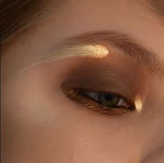 gold eye shadow