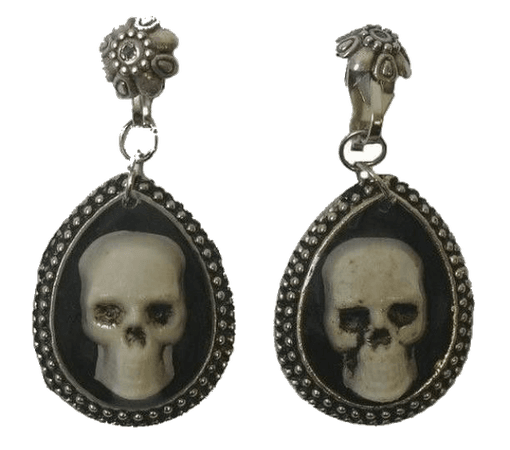 skull earrings