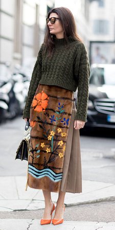 how-to-style-camel-midi-skirt-green-olive-sweater-brun-sun-orange-shoe-pumps-fall-winter-fashion-giovanna-battaglia-lunch.jpg (489×980)