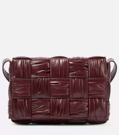 Crinkled Cassette Leather Crossbody Bag in Red - Bottega Veneta | Mytheresa