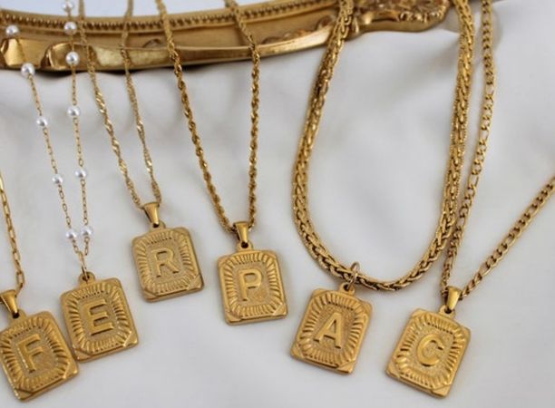 amelie jewelryyy letter necklace