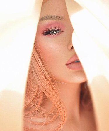 DAILY CONTENT|MAKEUP|RETOUCH sur Instagram : Soft pink💖 ⠀⠀ Used: ⠀⠀⠀ #hudabeauty Melted shadow WEDNESDAY The new nude Lash Samantha #anastasiabeverlyhills Lipstick Petal Powder…