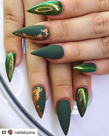 green nail