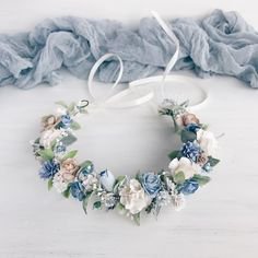 Zauberhafte Blumen Krone mit weiß und blau, weiß, blass Beige blumen