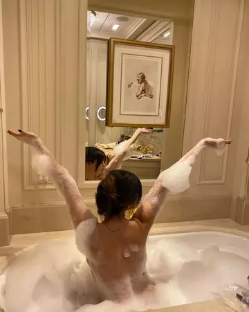 Selena Gomez bares all in sudsy bubble bath during Paris vacation