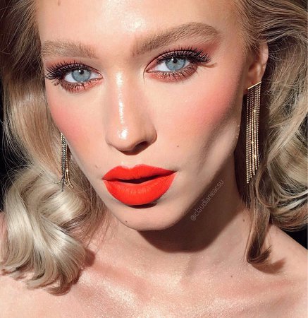 Claudia Neacsu sur Instagram : She looks like a Hollywood ⭐️ @ginachirila wearing my makeup #freshlook #hollywoodmakeup #redcarpetmakeup #juicylips #allabouttheskin…
