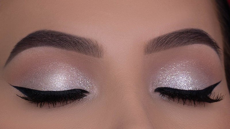 Classic Holiday Glitter Eye Makeup | White Golden Reflects Glitter With ... | Christmas eye makeup, Angel makeup, Wedding eye makeup