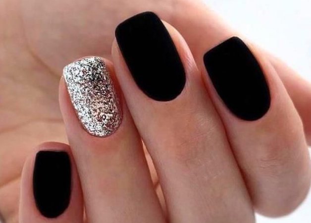 black and sliver nails