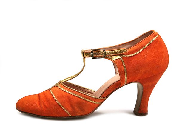 Shoe-Icons / Shoes / Evening orange satin T-strap shoes, decorated with gold leather straps.