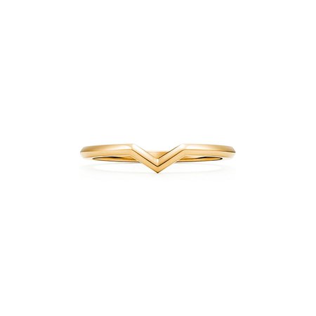 O anel de banda Tiffany® Setting V em ouro 18k, 1,7 mm de largura. | Tiffany & Co.