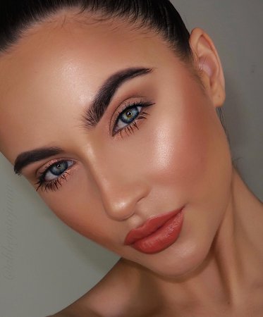 ＡＢＢＥＹ ＳＴＯＪＡＮＯＶＩＣ sur Instagram : Natural yet still glam is my favourite look! ✨moisturiser @tatcha water cream ✨primer @shophudabeauty complexion perfection pre makeup…