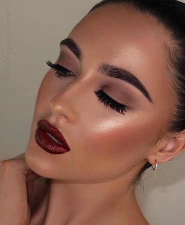 ＡＢＢＥＹ ＳＴＯＪＡＮＯＶＩＣ sur Instagram : Makeup deets for this look as requested! ♥️ actually obsessed with this lip shade! 👌🏻 ✨base @klaracosmetics Reset glow ✨primer…
