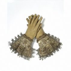 Woman’s bobbin lace Glove. Italian, ca 1650–1700. | Lace gloves, Antique lace, Bobbin lace