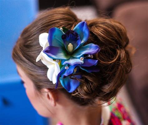 hair with blue flowers in it - Images - OceanHero