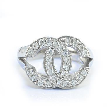 Résultats Google Recherche d'images correspondant à http://www.diamondsline.com/pmidimages/14kt-White-Gold-Diamond-Chanel-Ring-130242747629270304.jpg