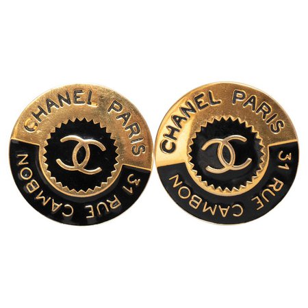 A Pair of 1990s Vintage Chanel Round Gold-Toned Clip-On Earrings For Sale at 1stdibs