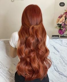 Wunderschöne lange rote Haare mit Half Bun Frisur.