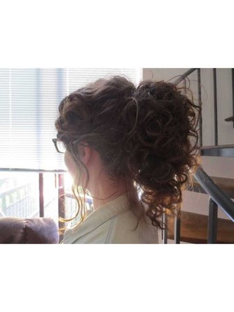 pony tail curly hair