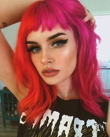 ASH🍒 sur Instagram : having a hayley williams moment before i switch my color up again ✨ THANK U SO MUCH to everyone that’s ordered ashtoberfest merch! the…