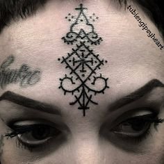Beautiful linework forehead tattoo by @tubiengipsyheart
