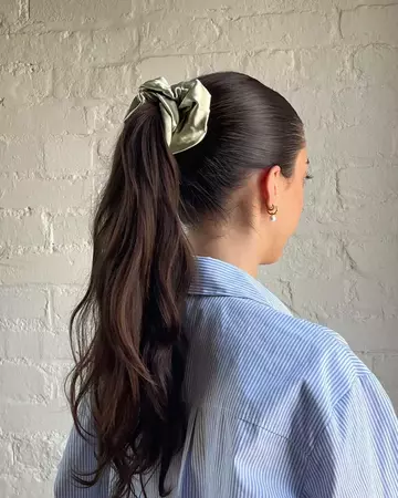 27 Scrunchie Hairstyles That Elevate the '90s Accessory