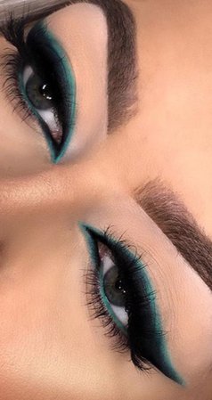 Turquoise Winged Eye Makeup