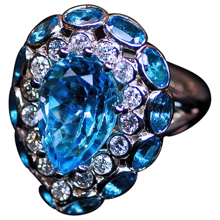 18 Karat White Gold Neon Blue Aquamarines and Diamonds Cocktail Ring For Sale at 1stDibs