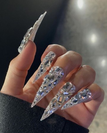 dramatic nails