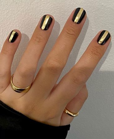 Cute Spring Nails That Will Never Go Out Of Style : Black Nails with Gold bars