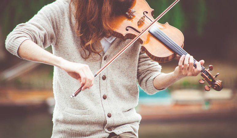 person playing brown violin photo – Free People Image on Unsplash