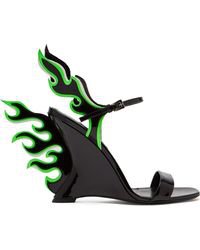 Résultats Google Recherche d'images correspondant à https://cdna.lystit.com/200/250/tr/photos/matchesfashion/b6065e32/prada-black-green-Flame-Patent-Leather-Sandals.jpeg