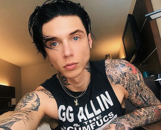 Andy Biersack on Instagram: “Heading to the venue here in Memphis for tonight’s show! My voice is still not quite up to where I’d like it but I have been cleared to…”
