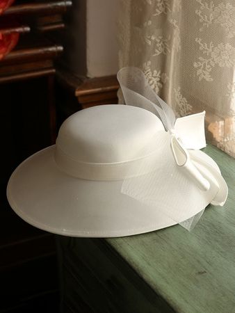 White Big Bow Wedding Hat With Tulle Vintage Hat – Jolly Vintage