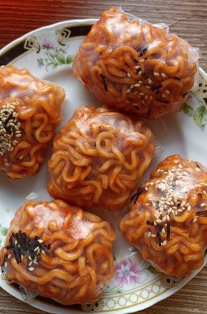 Spicy noodle rolls