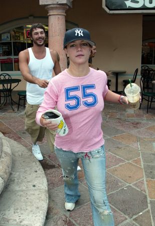 Don’t theorize, accessorize, Britney  Throws Soda At Paparazzi At Subway,...
