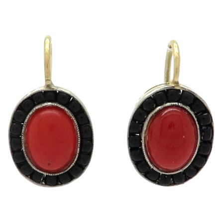 Estate 18 Karat Yellow Gold 1950s Coral and Onyx Dangle Earrings For Sale at 1stDibs