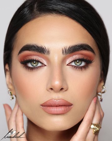 hindash sur Instagram : Rose Gilded Glam ✨ on @lana_.jpg ✨ Created this look using the brand new Rose Gilded Glam Collection by @maccosmeticsmiddleeast featuring…
